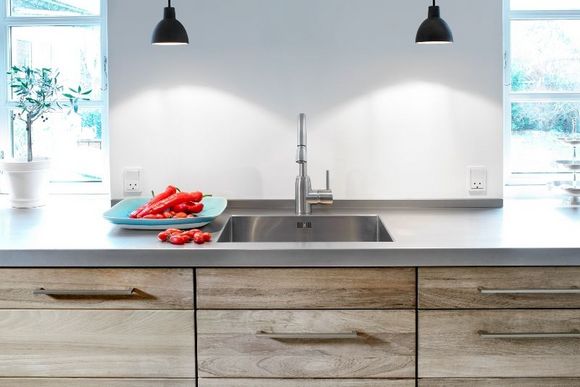 Moderne Küche mit Holzelementen